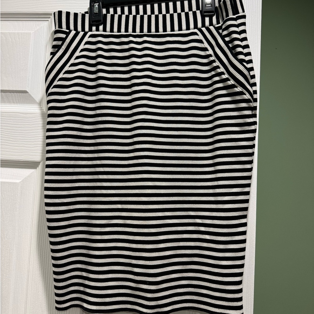 Elle Monochrome Striped Pencil Skirt with pockets